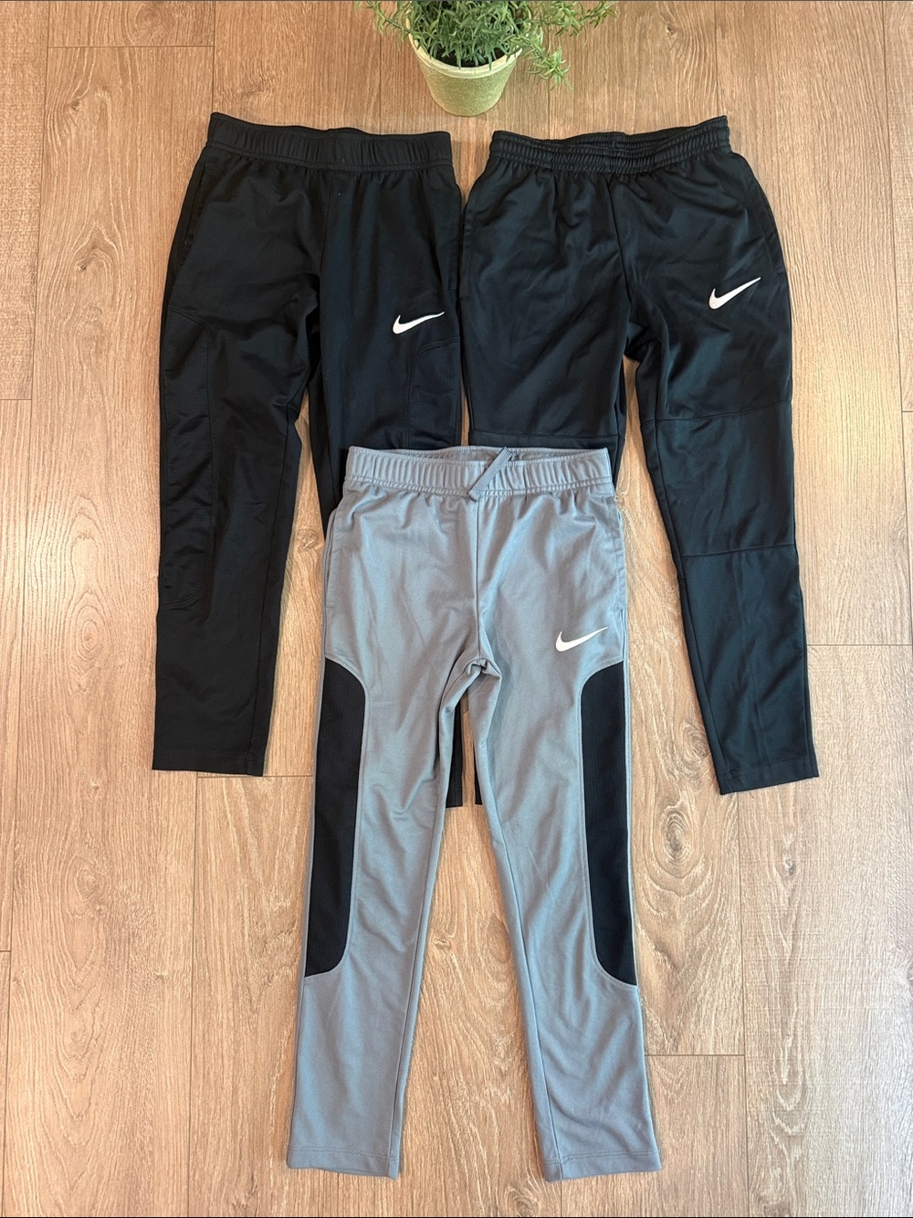 ((3 PIECE)) NIKE BOYS LIGHTWEIGHT SLIM PANTS SIZE SMALL BLACK AND GRAY EEEUC